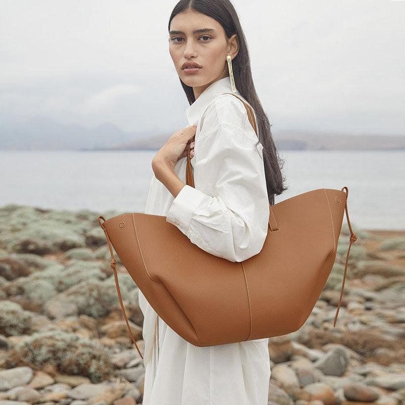 Retro European and American French Cowhide Shoulder Bag: Niche Bucket-Shaped Tote for Women