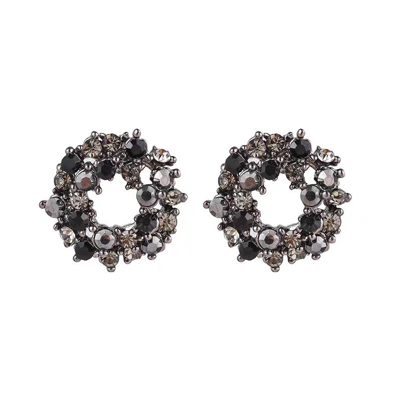 Exquisite Black Flower Stud Earrings: Elegant Versatile Fashion for Women