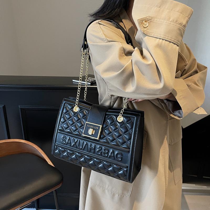 Rombformad kedjeväska dam stor kapacitet ny höst och vinter röd axel bröllopsväska pendlarväska