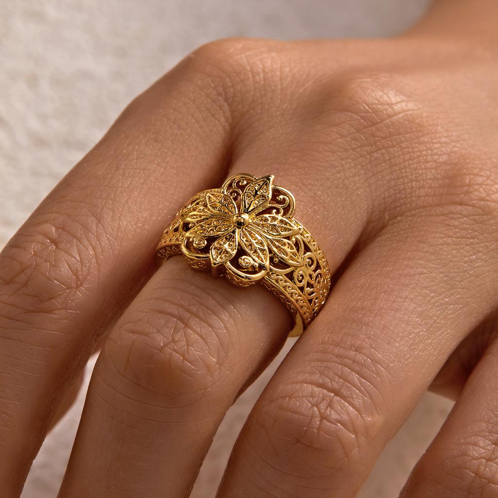 Vintage Elegant Hollow Carved Floral Ring for Women Bohemian Gold Plated Flower Finger Ring Party Banquet Luxury Jewelry Gift