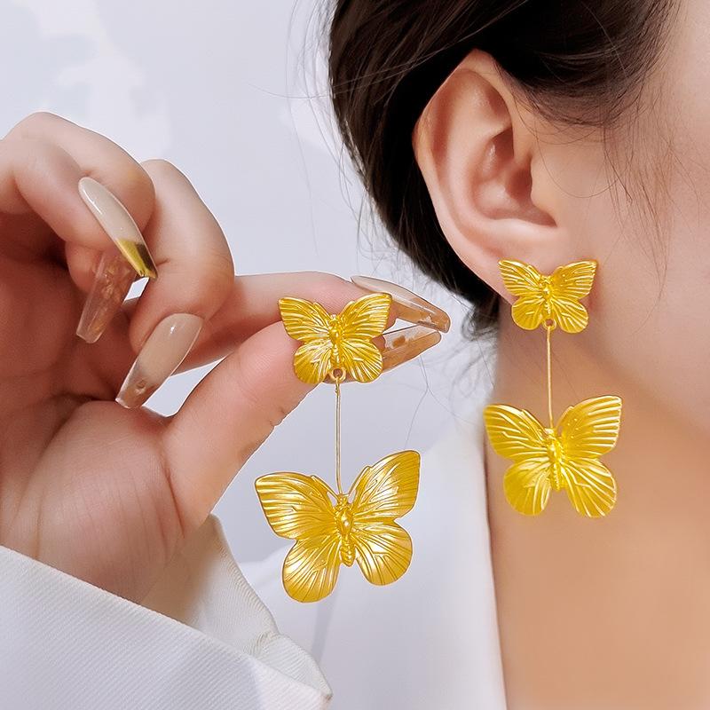 The niche design of the plain gold double butterfly earrings is exquisite, individualistic, exaggerated and high-end