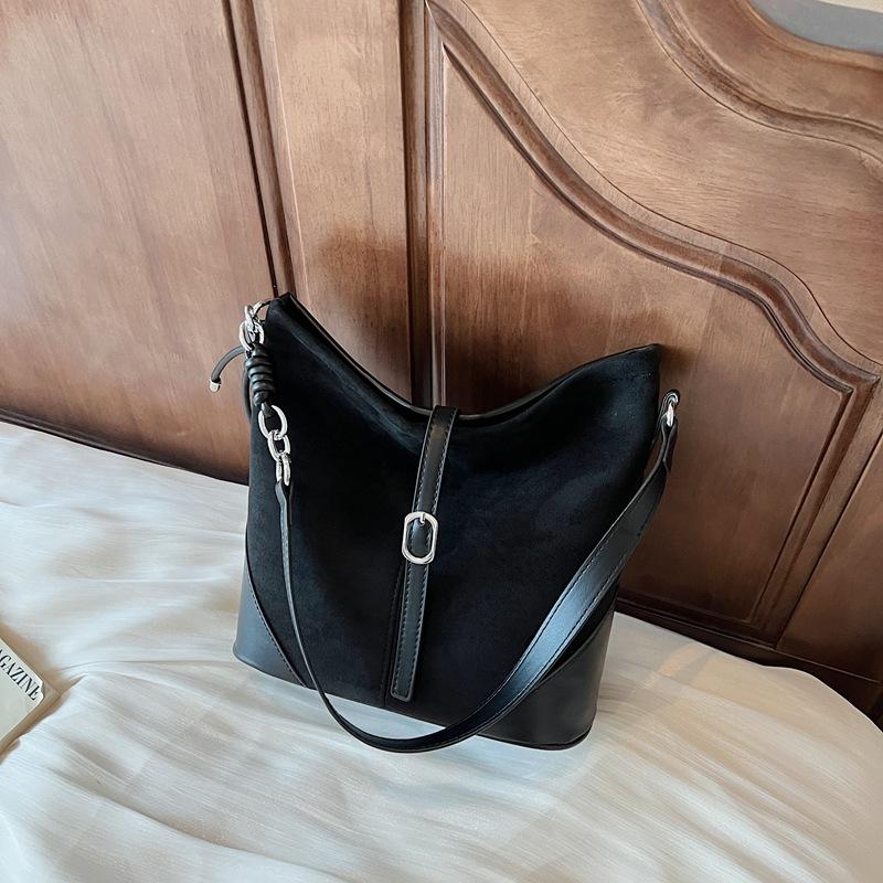 Large capacity messenger bag women's autumn and winter new fashion matte shoulder bag retro commuter bucket bag