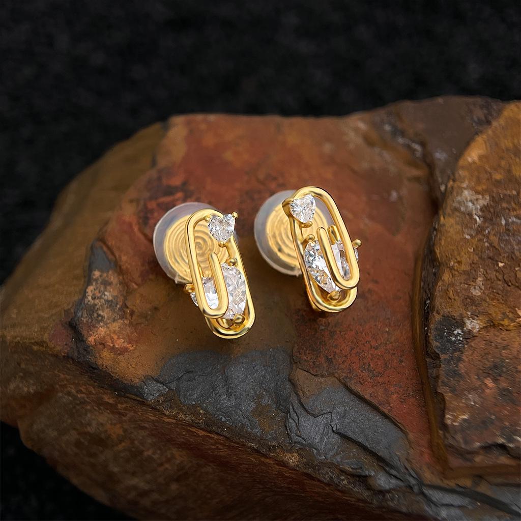 

18K Gold Plated Geometric Heart Zircon Stud Earrings - Light Luxury Design