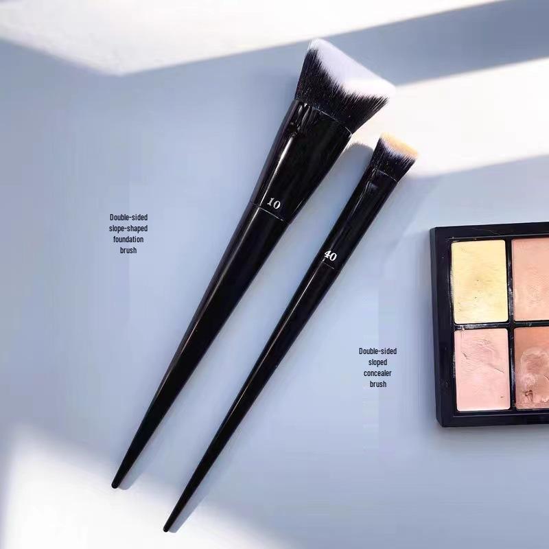 

VD#10 Double-Sided 3D Contour & Concealer Brush - Large #40, Small Slope