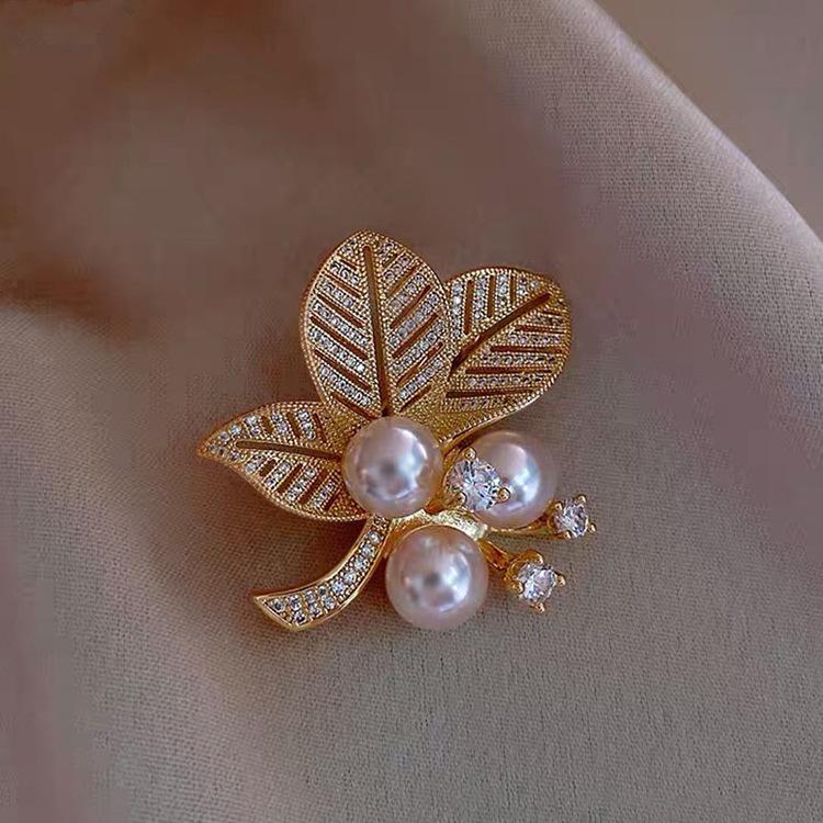 Elegant Pearl Brooch - High-End Minimalist Clothing Accessory