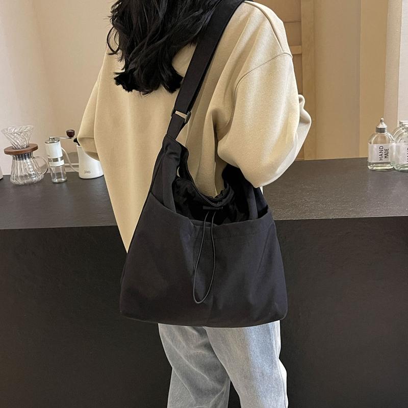 Женская однотонная сумка на плечо большой емкости — фото 4