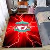 Czerwony dywan z logo Liverpool Football Club i wzorem błyskawic Nadaje się do użytku jako antypoślizgowy do salonu sypialni sof