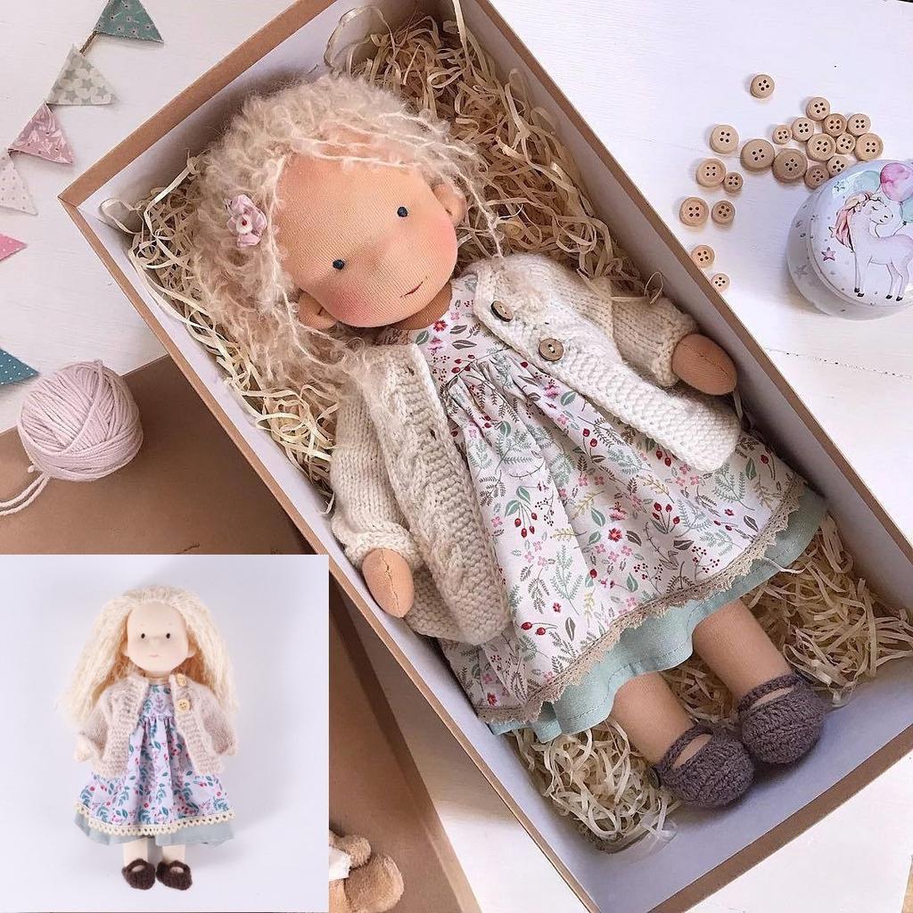 Păpușă Waldorf de 12 inchi, realizată manual, în rochie florală, cu pulover tricotat și eșarfă, cutie cadou pentru fete