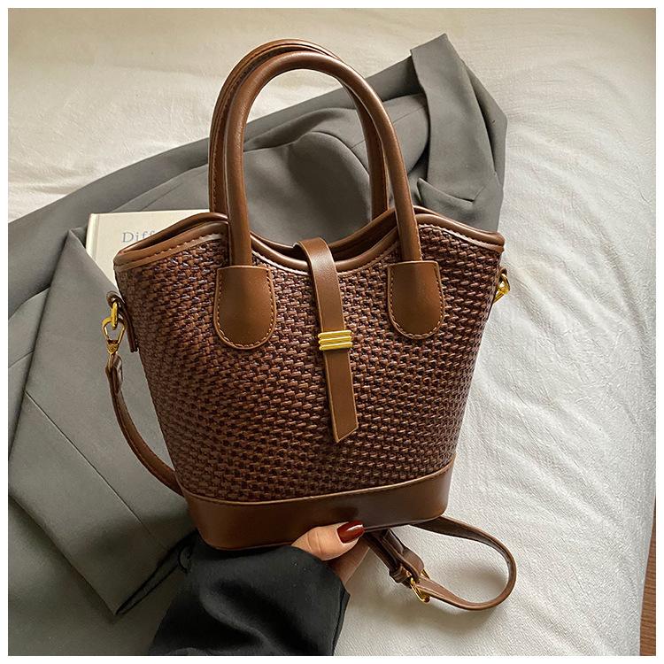 

Korean version niche design bucket bag women s 2025 new retro high-end handbag foreign style shoulder messenger bag