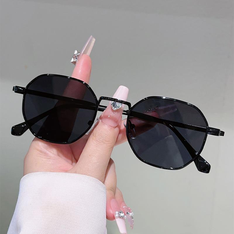 Vintage Sunglasses Men New Fashion Classic Outdoor Decor Shades Women Retro Trendy Brand Design Casual Sun Glasses