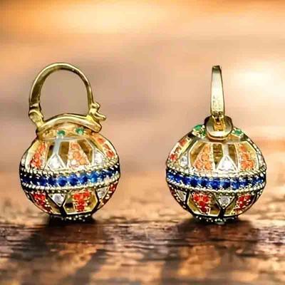 Prachtige Gouden Kleur Ronde Hangende Oorbellen Ingelegd met Meerkleurige Zirkonia voor Vrouwen Dagelijkse Accessoires Cadeaus