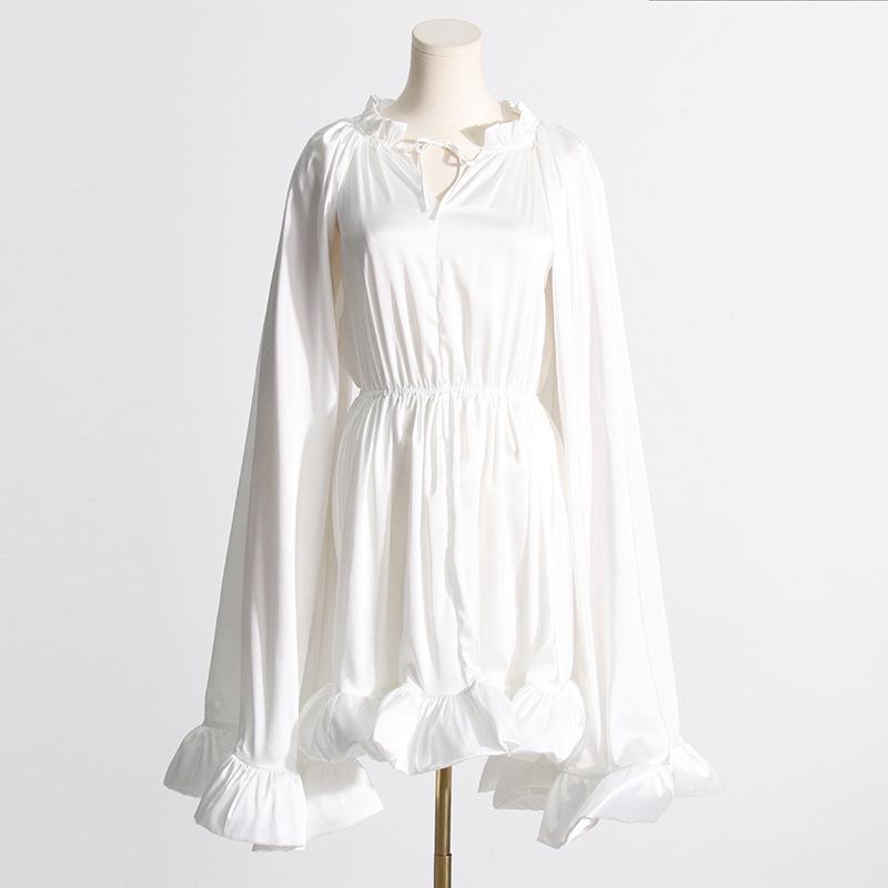 Sommermode 2025: Plissiertes Taillen-Rüschenkleid im Cape-Stil für Damen