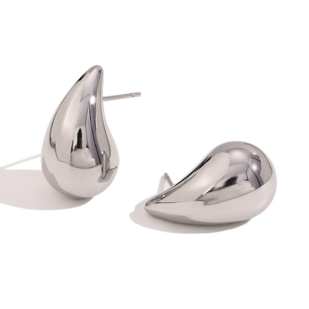 

Маленькие изысканные серьги-пусеты в виде капли воды, изготовленные из меди с покрытием из настоящего золота, предлагающие ощущение дизайна высокого класса. платиновый