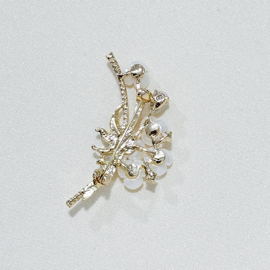 Neue modische Emaille-Blumenbrosche für Damen, Nischenschnalle aus hochwertigem Seidenschal, Anti-Licht-Anzug-Kleidungscorsage