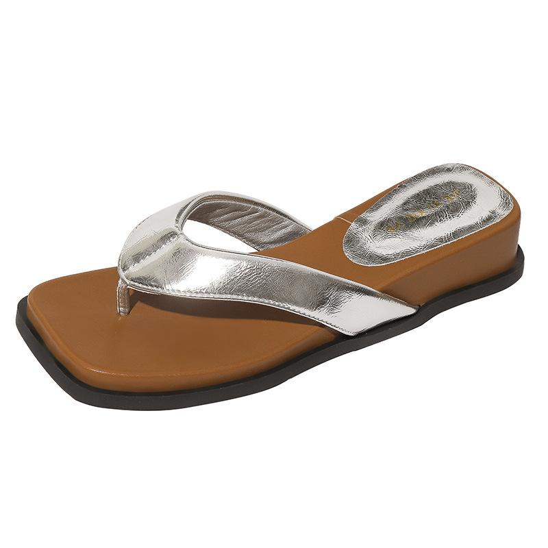 Pinch feet square head slope heel beach shoes cool slippers women's silver new style holiday herringbone 2025 slippers women's summer wear