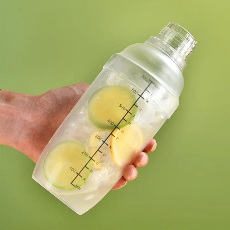 1PC Resin Cocktail Shaker Martini Hand Shaker Cup with Scales 500/700/1000ml Milk Tea Wine Drink Shaker Mixer Bar Lemon Tea Tool