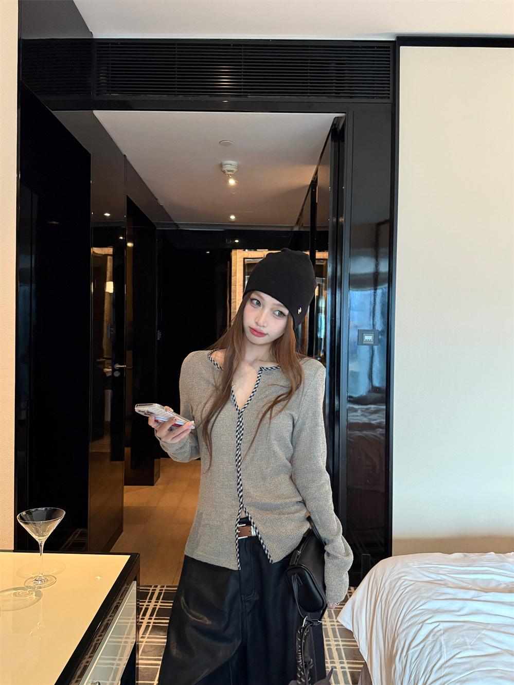 

Spicy Girl Retro Plaid Knit Top: Twist Trim, Long Sleeve, Slim Fit Color Block for Autumn 2025 Medium