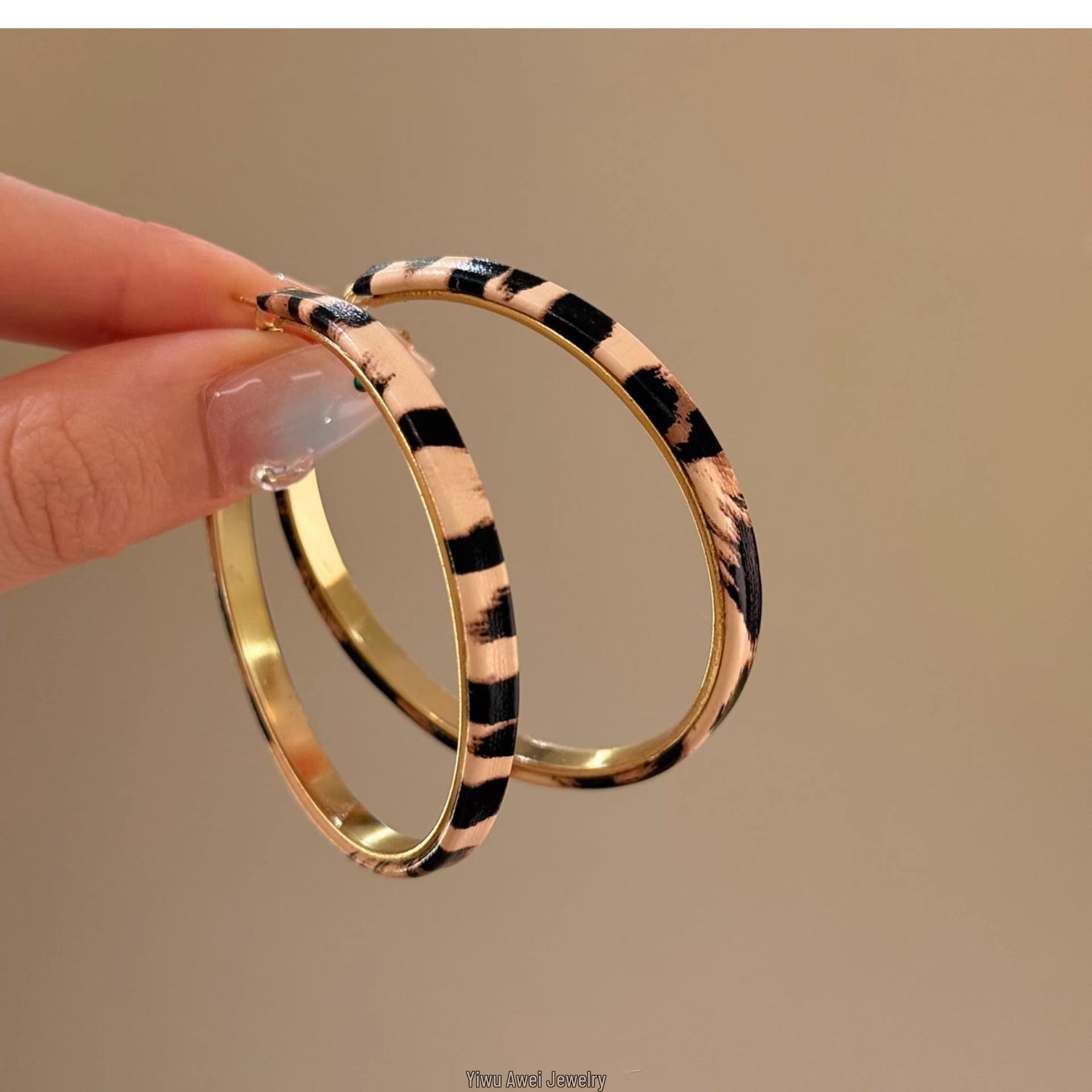 

Вінтажні сережки-кільця зі шкіри з леопардовим принтом Срібна голка - Елегантні, універсальні модні прикраси