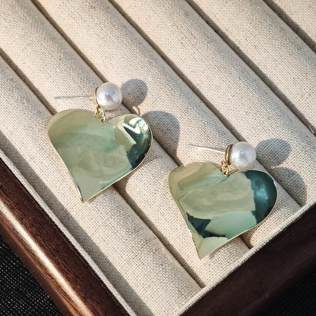 Silver Needle Minimalist Heart Dangle Earrings: Light Luxury Metal and Pearl Design for Women.