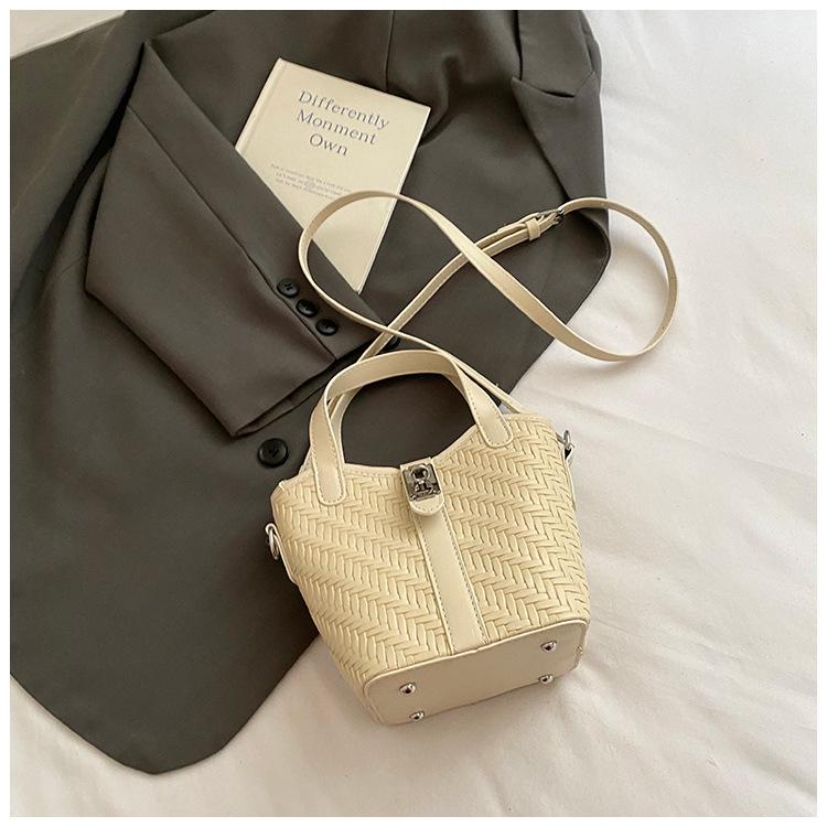 

2025 корейская версия сумка-тоут простая повседневная модная портативная сумка-ведро женская универсальная сумка-мессенджер для поездок на работу