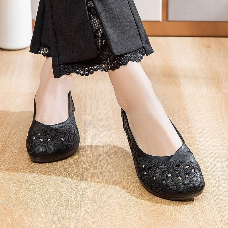Spring and summer four seasons 2025 new mother middle-aged and elderly comfortable embroidery hollow flat bottom casual Doudou women's shoes