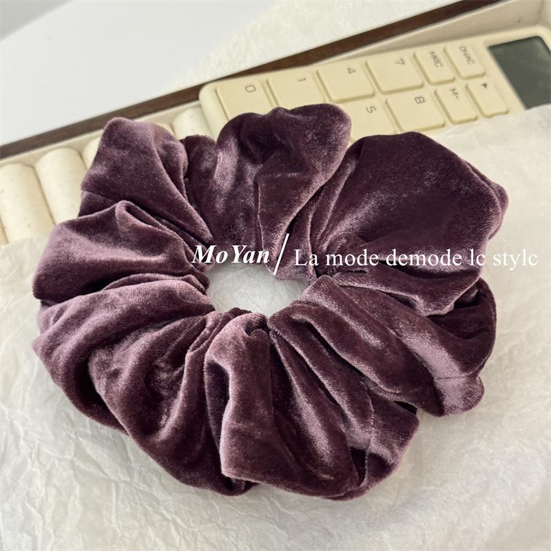 Elegant Velvet Scrunchie: Retro Women's Ponytail Hair Accessory