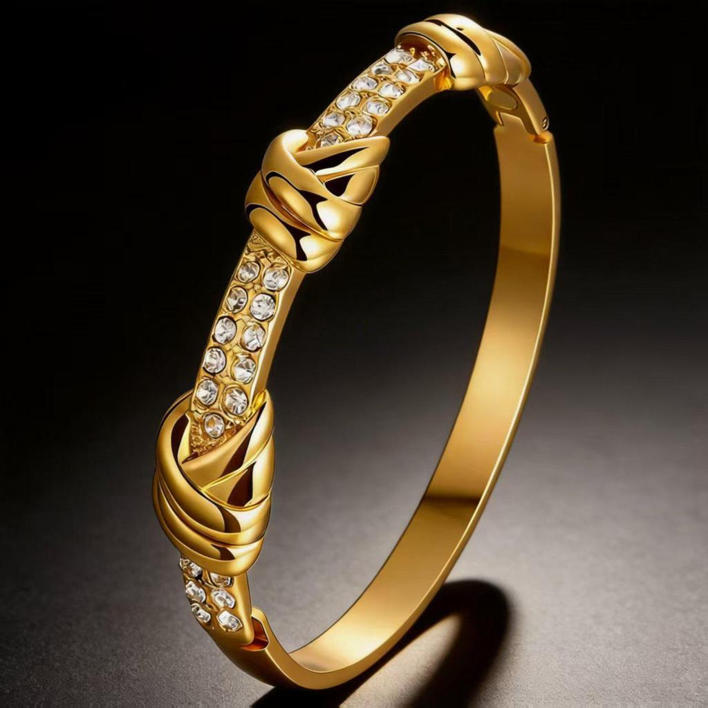 New Heart-Shaped Stainless Steel Bracelet for Girls – Light Luxury, Fashionable, and Non-Fading Wristband