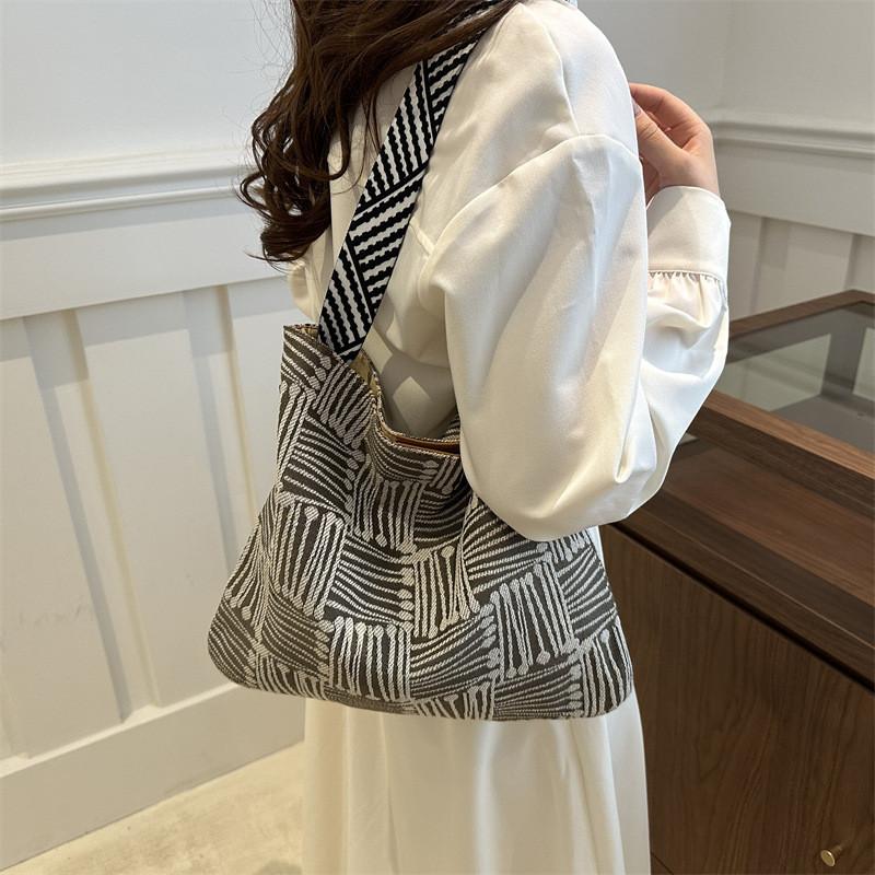 Stylish Large Capacity Tote Bag For Women With Trendy Summer Colors And Chic Design