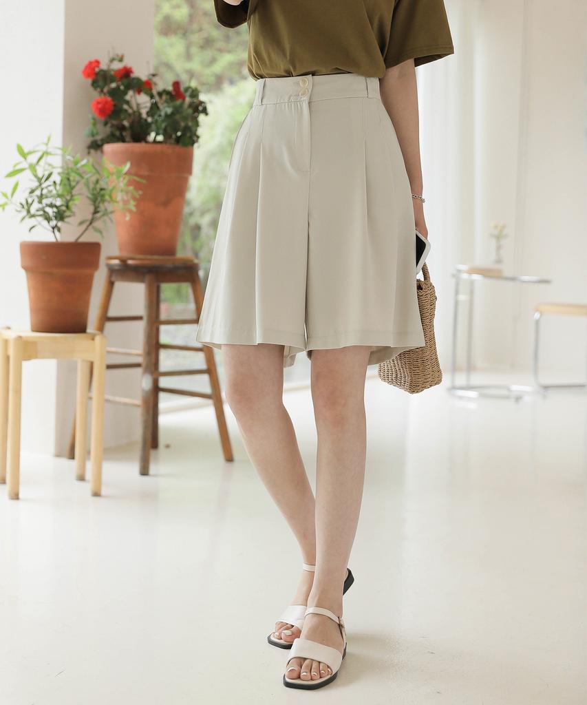 Jikeulib Two-Button Pintuck Line Bermuda Shorts