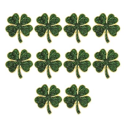 Épingle de revers élégante sur le thème irlandais Alliage de zinc Émail vert Trèfles à quatre feuilles Broche pour fêtes à thème et cadeaux