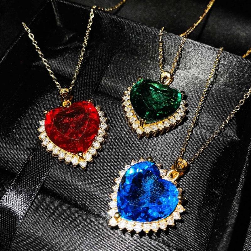 

Модное и великолепное изысканное ожерелье с подвеской из кристаллов.