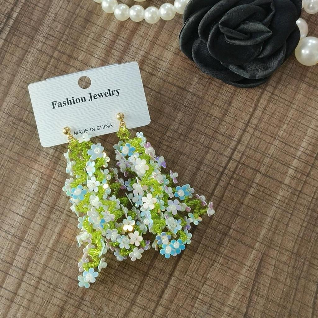 Resort-Style Beaded Stud Earrings: Handmade, Versatile, and Perfect for Spring and Summer with an Exquisite, Elegant Touch.