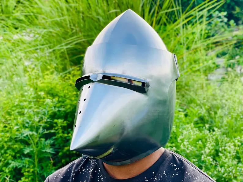 Mittelalterlicher Schweinsgesichthelm: Gotische Stahlritterrüstung für LARP & Cosplay