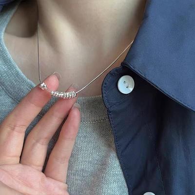 Minimalistische Halskette aus silberner Schlangenknochenkette – elegantes und vielseitiges High-End-Modeaccessoire für Damen.