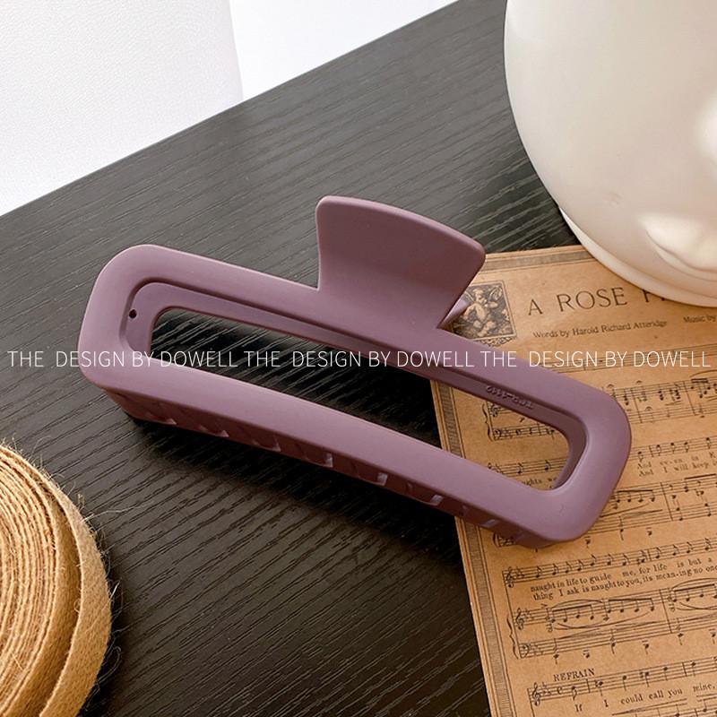 Fashionable Large Matte Plastic Hair Claw For Sophisticated Hairstyles In Multiple Shades