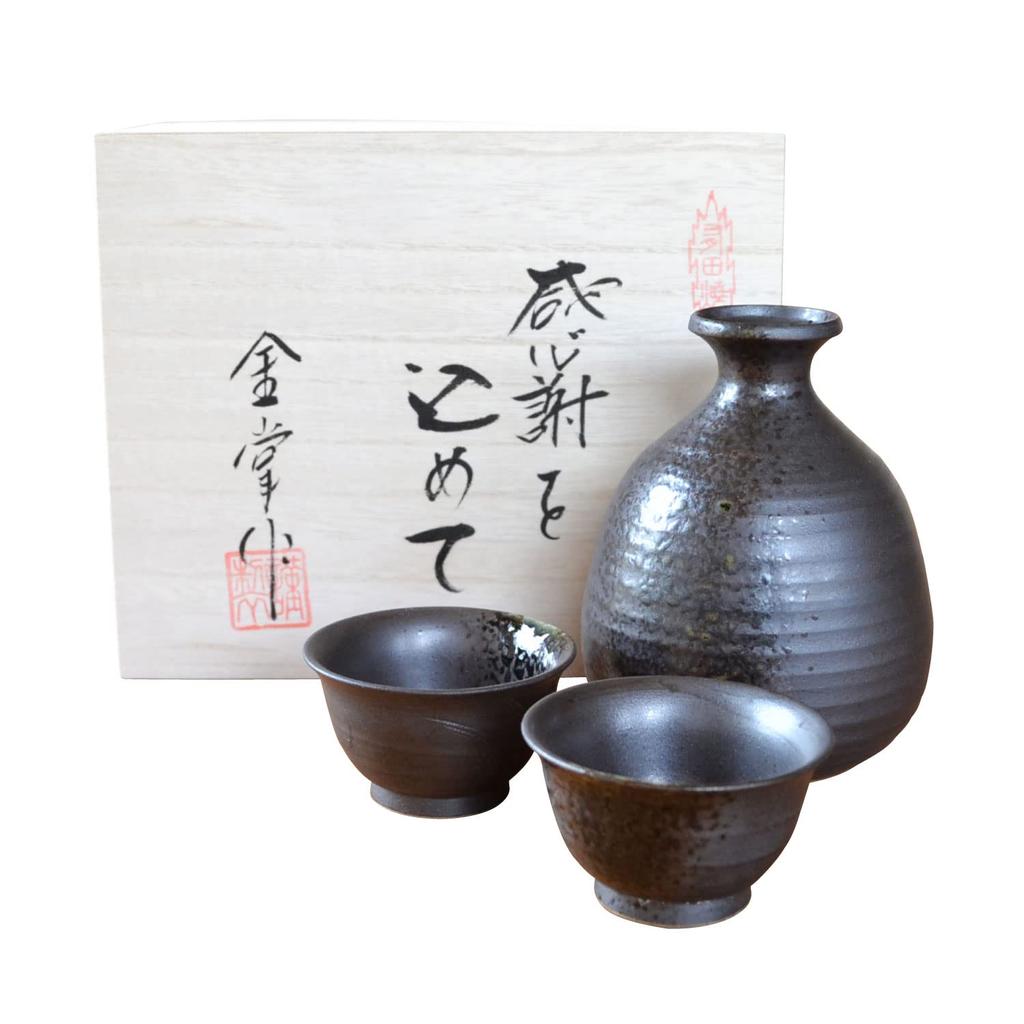 A stylish Arita ware sake set featuring a sake bottle and two sake perfect for retirement This set includes one sake bottle and two sake The Enka