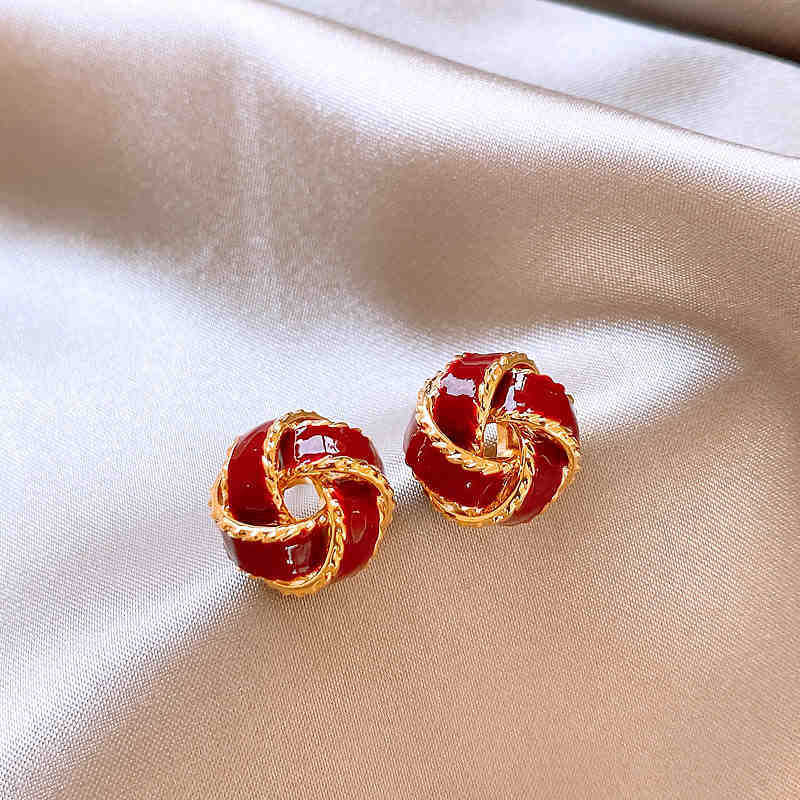 

Light luxury high-end French retro concentric knot earrings design temperament versatile New Year s earrings autumn and winter earrings красный
