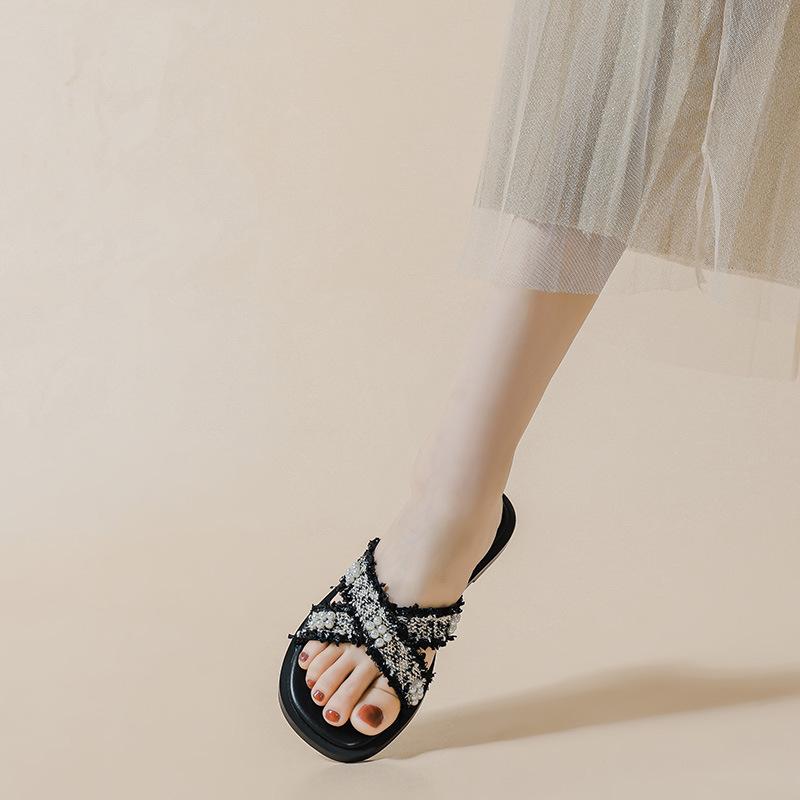 2025 new summer versatile small fragrant slippers outer wear women's fashion flat bottom travel beach sandals large size women's shoes