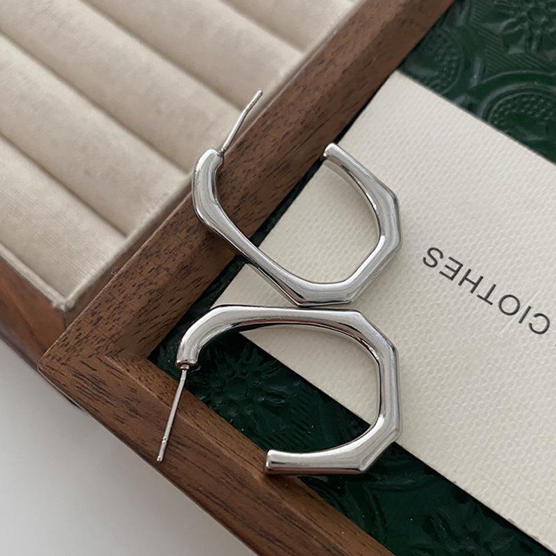 

Геометрические квадратные серьги-гвоздики, уникальная личность, универсальные серьги, женская атмосфера, продвинутое чувство, холодный ветер, украшения для ушей в виде букв