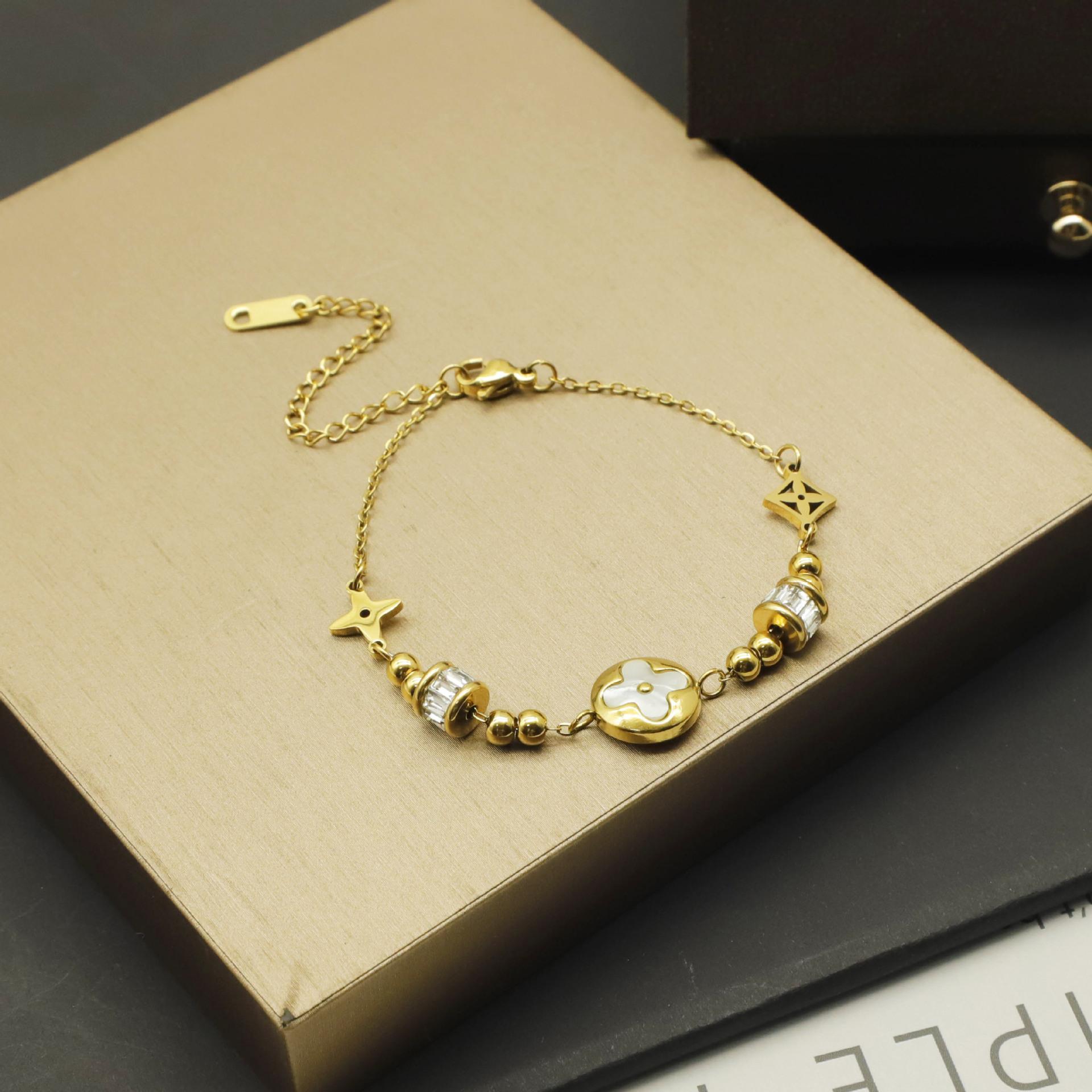 

Модный браслет из титановой стали с клевером и бусинами