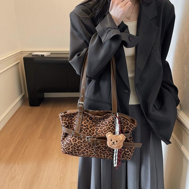 New Leopard Pattern Handheld Small Square Bag Autumn/Winter Fashionable Atmosphere Underarm Bag Versatile Commuter Shoulder Bag