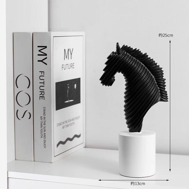 

Изделия из смолы Статуя коня Декор для комнаты Эстетика Абстрактная полосатая голова лошади Талисман Скульптура животного Украшения для стола чёрный