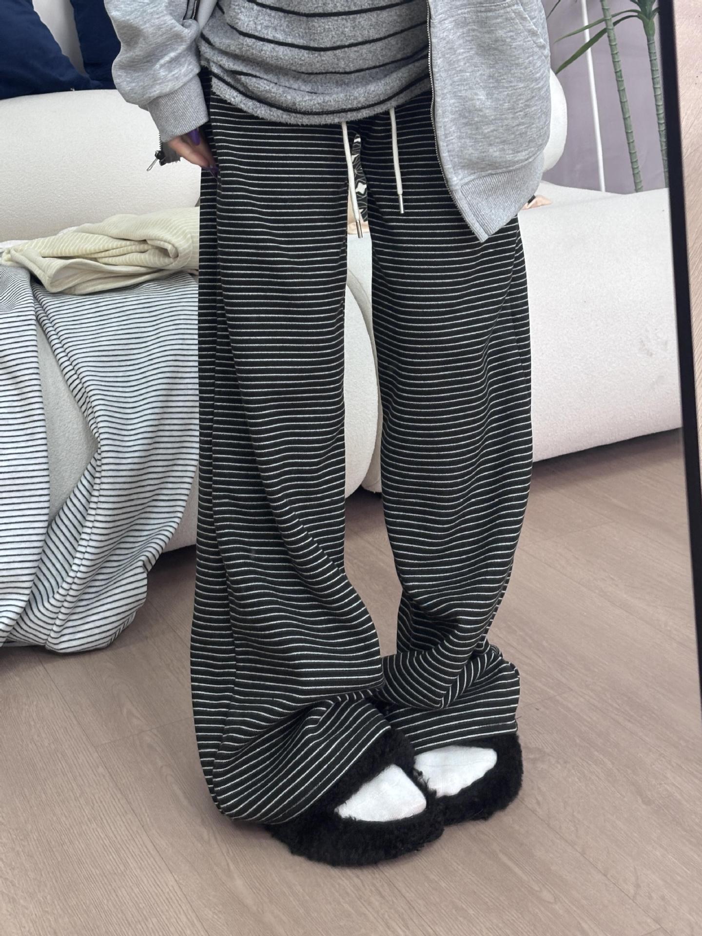 

Winter Striped Velvet Slimming Casual Pants – High Waist, Loose Fit, Comfortable, with Drape Effect for Elongated Legs M (Height 150-158 cm, Length ~98 cm)