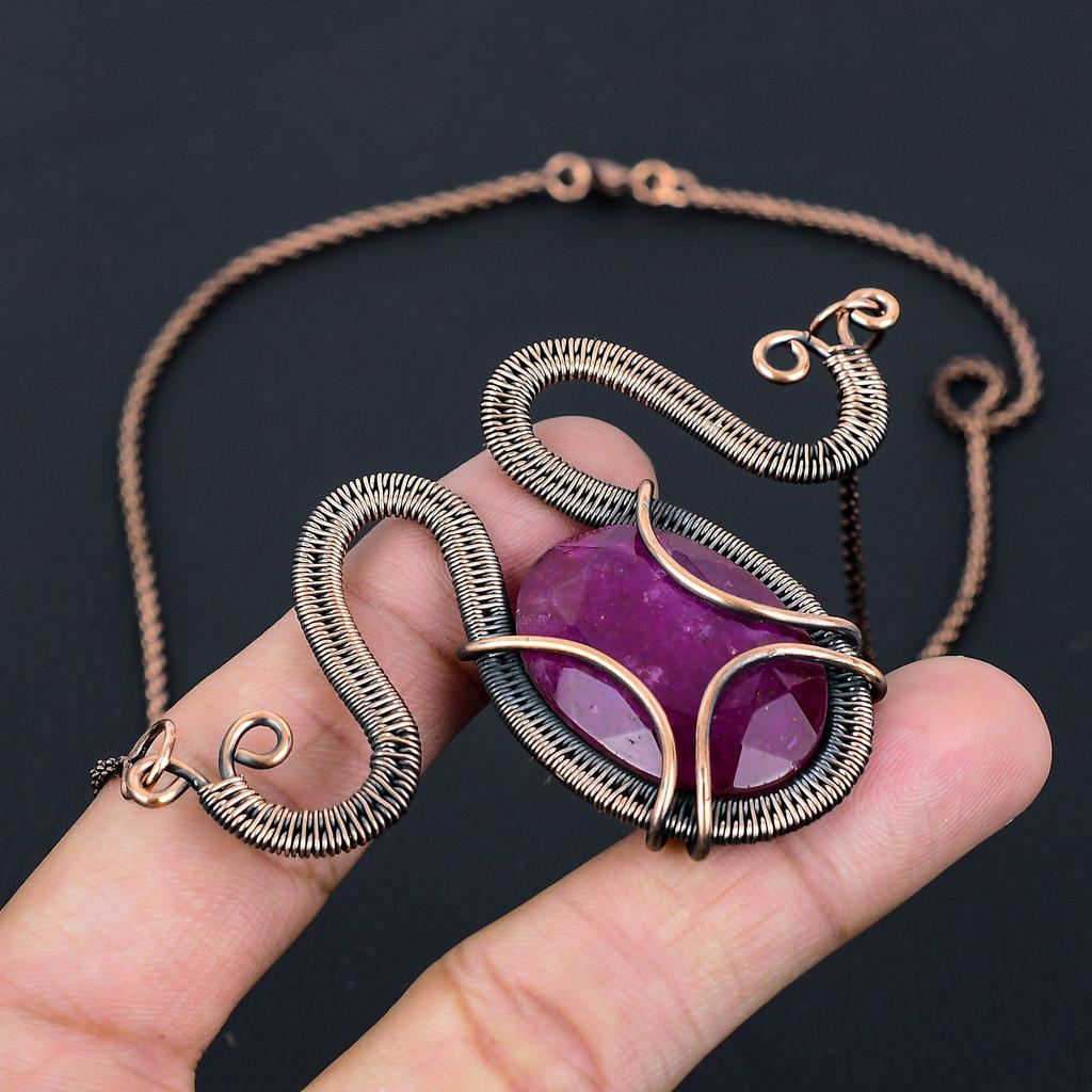 Bijoux de collier faits à la main enveloppés de fil de cuivre pur de pierres précieuses rubis créés en laboratoire