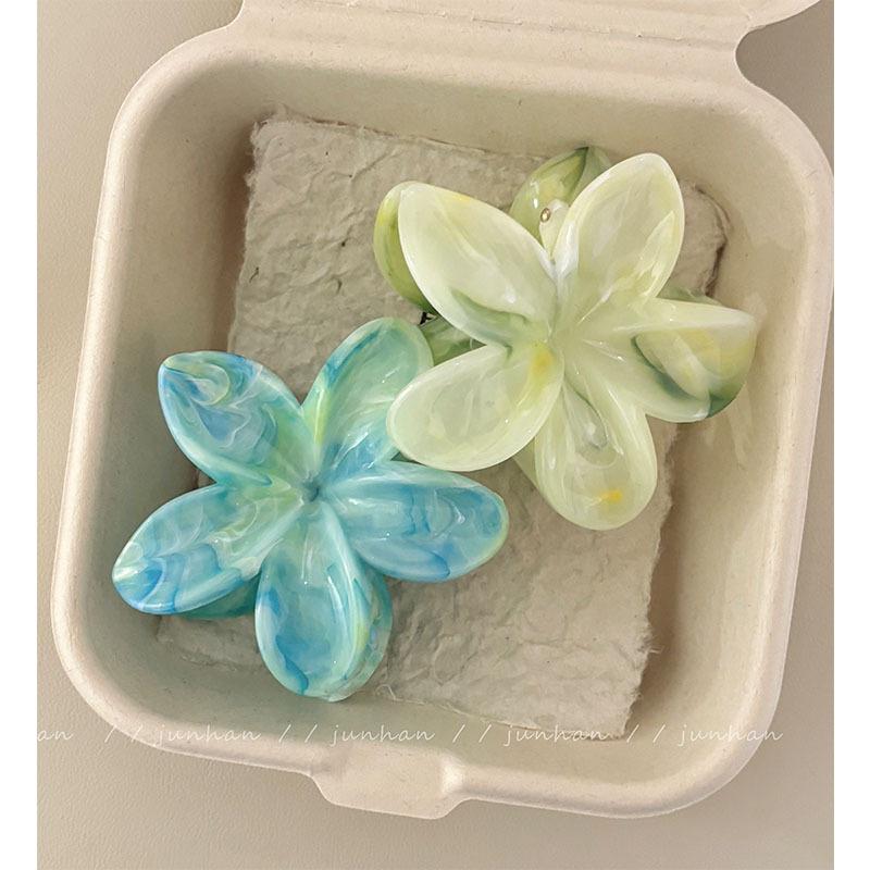 

Elegant Floral Shark Hair Clip for Photoshoots