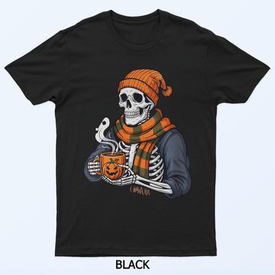 Bequemes Skelett trinkt Kaffee Lustiges Gruseliges Halloween T-Shirt