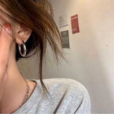 Hõbeda värvi ümmargused rõngaskõrvarõngad augustamine pidu roostevabast titaanist terasest kõrvaehted naiste meeste kõrvarõngad