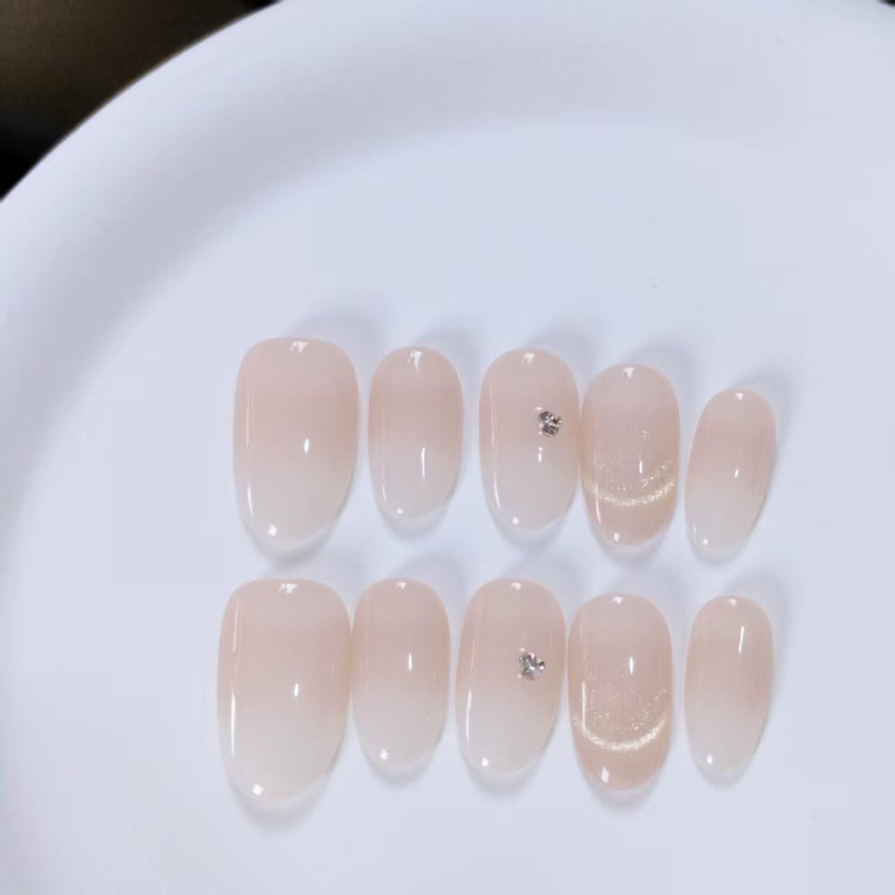 Elegant Gradient Nude White Cat Eye Nails for Everyday Wear L
