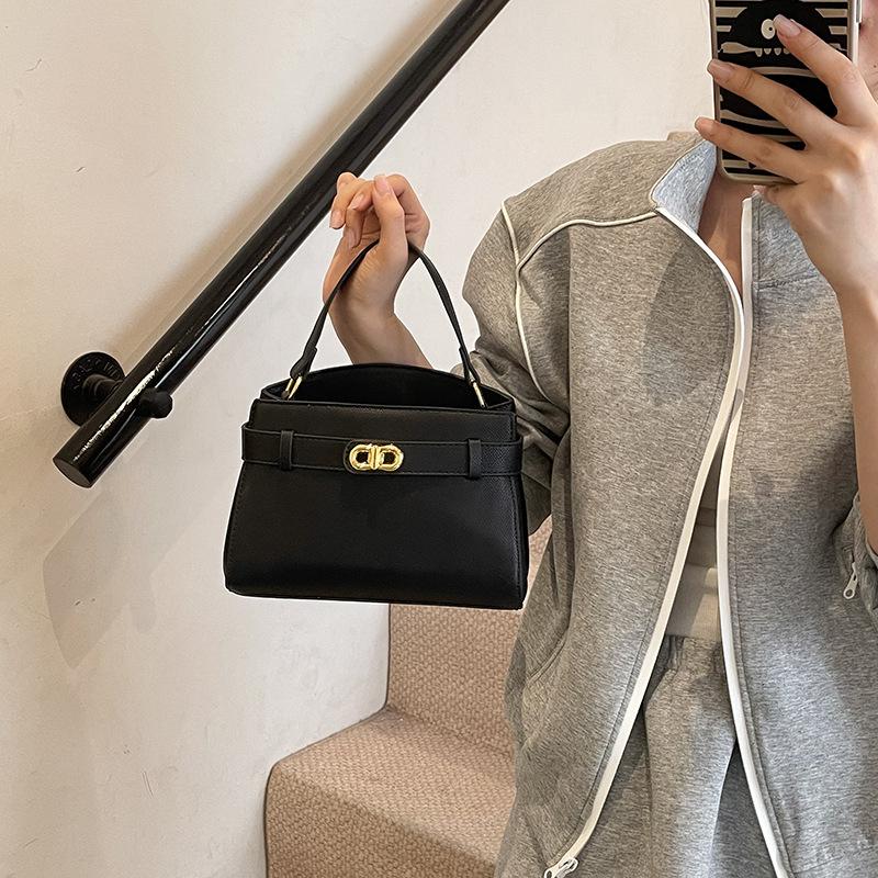 

Kelly bag women s new texture niche retro metal buckle shoulder bag commuter versatile messenger bag чорний