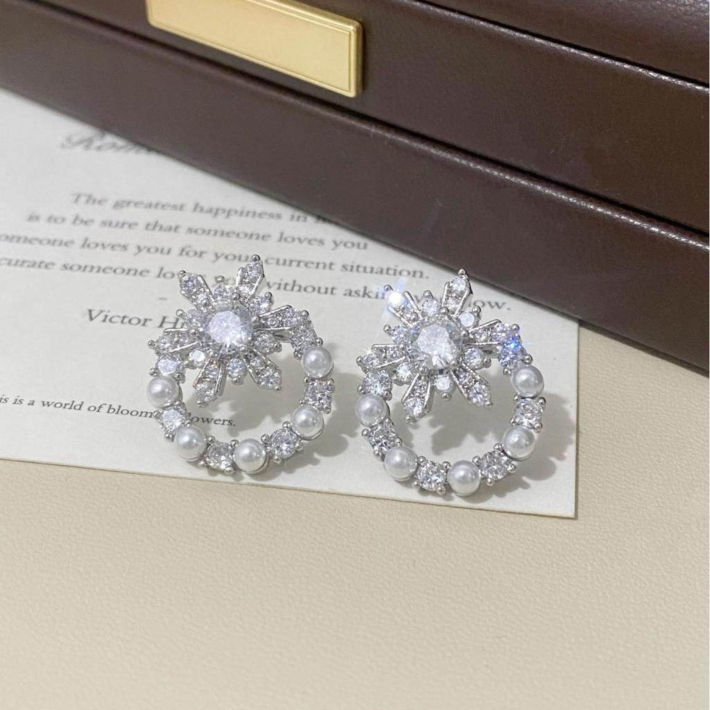 Exquisite Snowflake Zircon Pearl Earrings: Unique Versatile Studs for Women